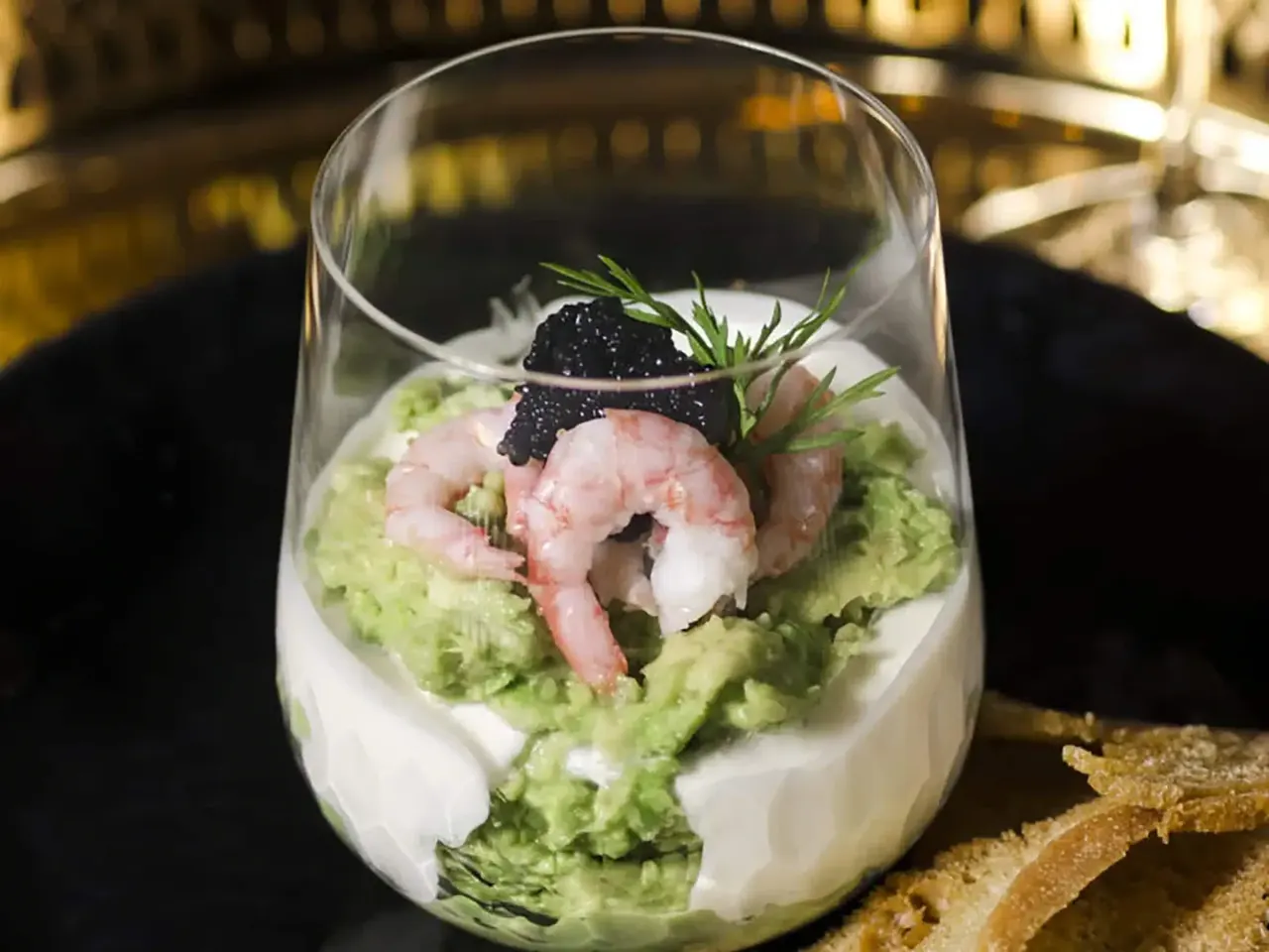 Nopea katkarapucocktail ja rapeat ruisleipälastut