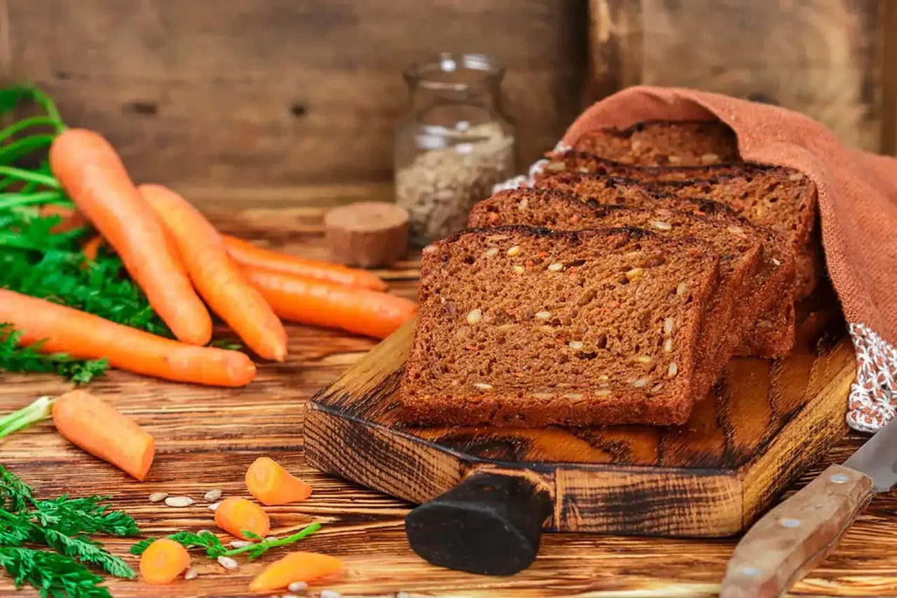 Savustetulla porkkanalla tarjoiltu saaristolaisleipä
