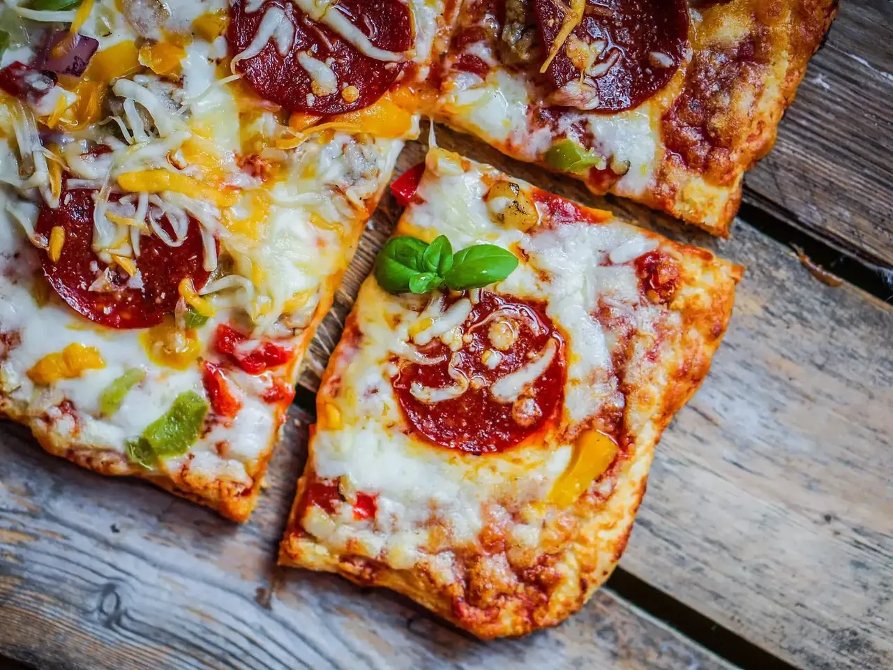 Kolmen juuston salamipeltipizza