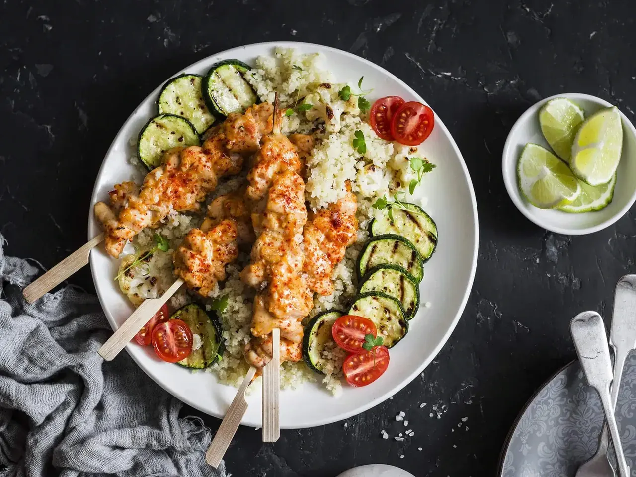 Satay-kanavartaat ja kukkakaalicouscous