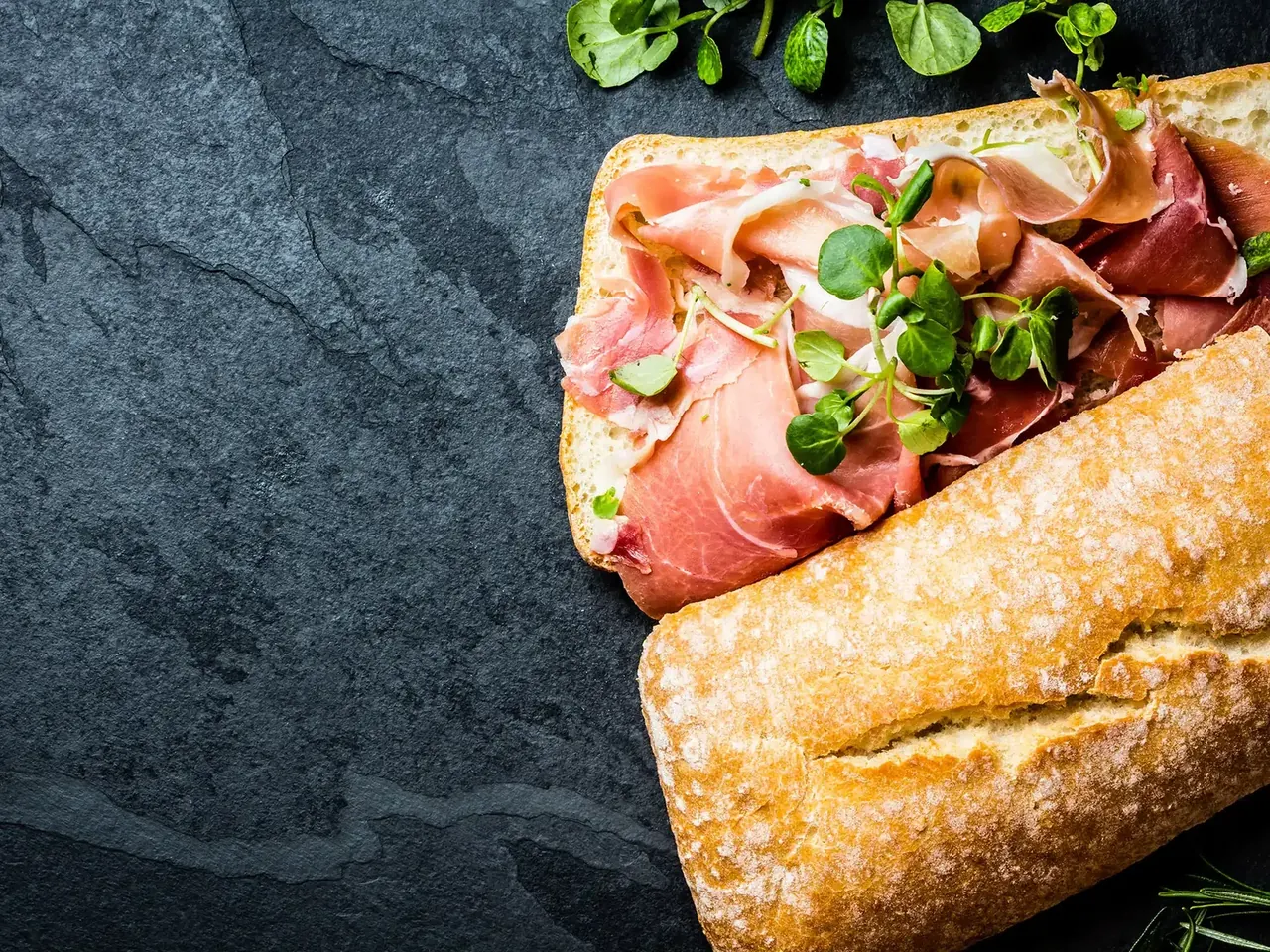 Serranonkinkku-omena ciabatta
