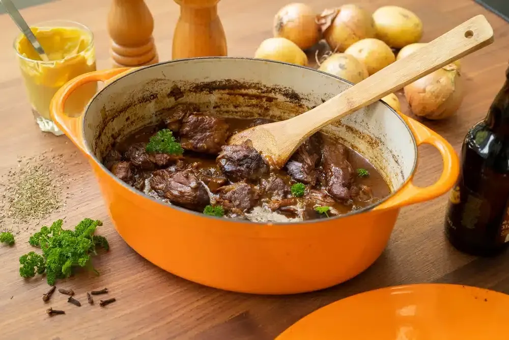 Carbonade flamande, tummassa oluessa haudutettu lihapata