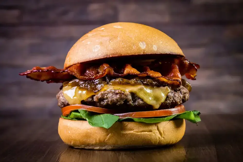 Karamellisoitu pekoniburgeri