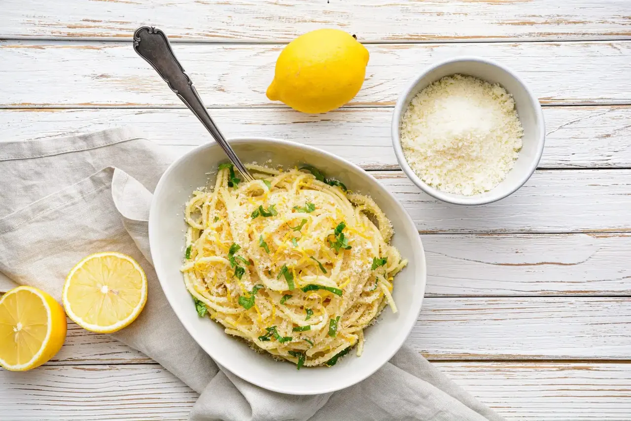 Pasta ruskistetulla voilla