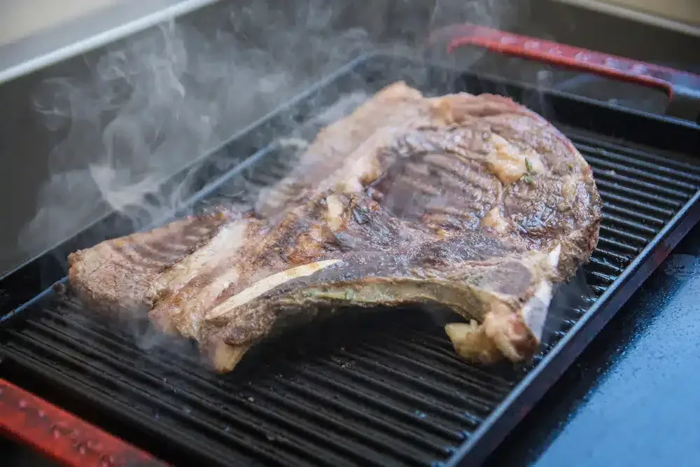 Kokonainen entrecôte grillissä ja chimichurrimaustevoi