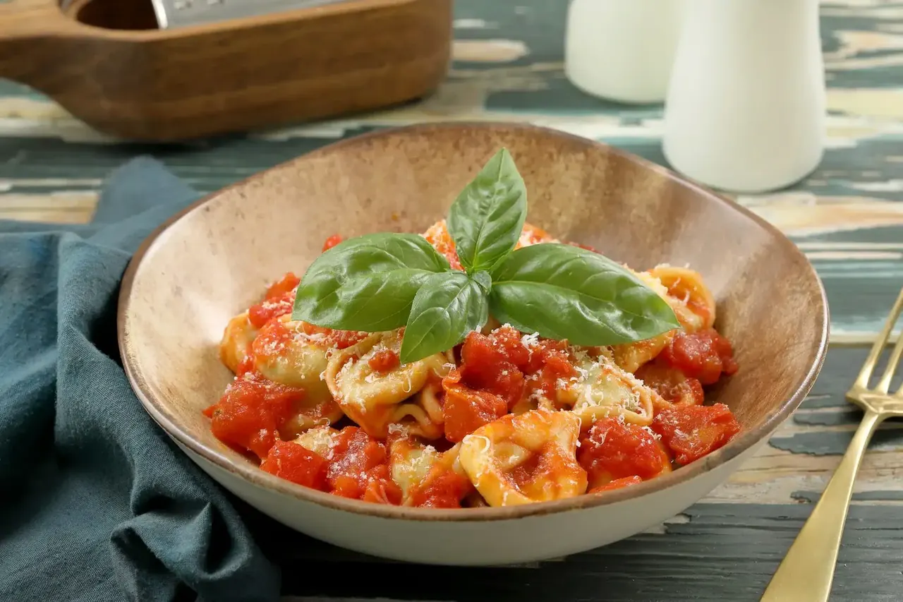 Tortelliinit nduja-tomaattikastikkeella