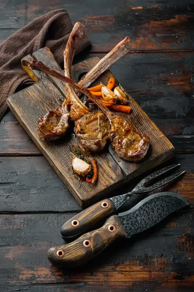Grillattua karitsankaretta mantelivoilla