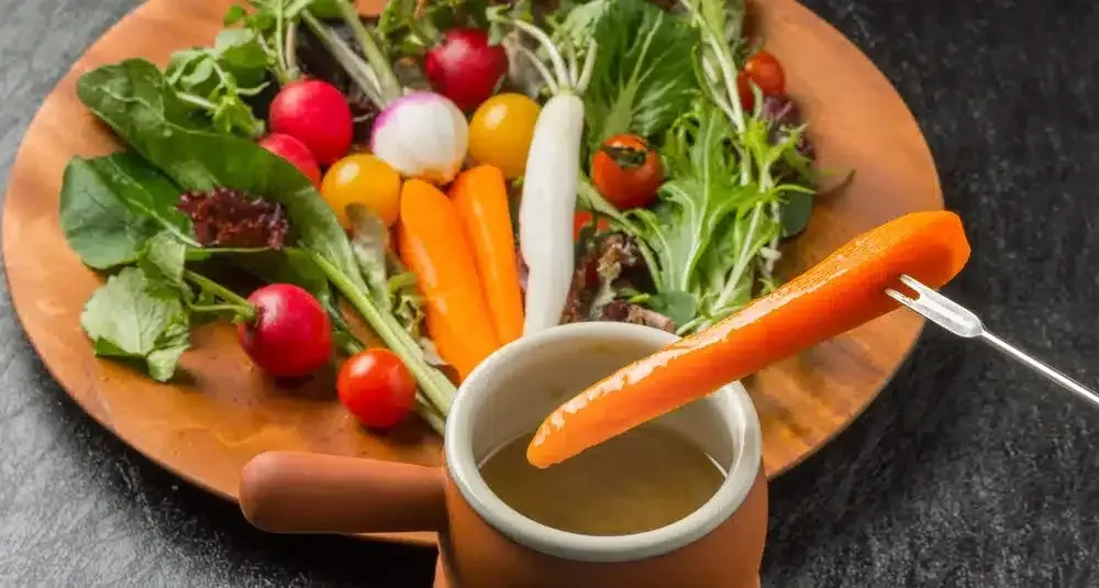 Bagna Cauda-dippikastike ja kasvikset