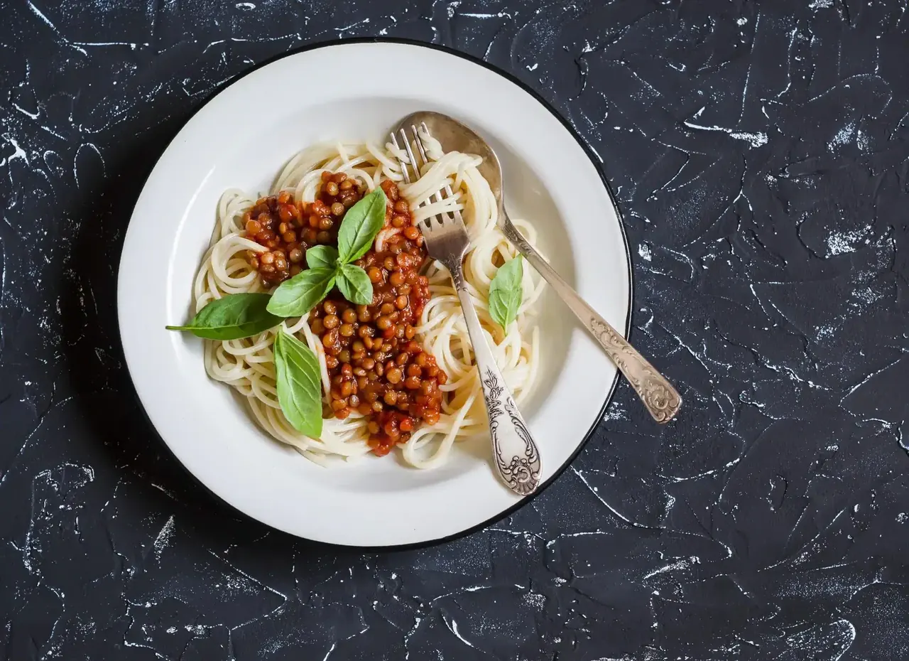 Vegaaninen linssibolognese
