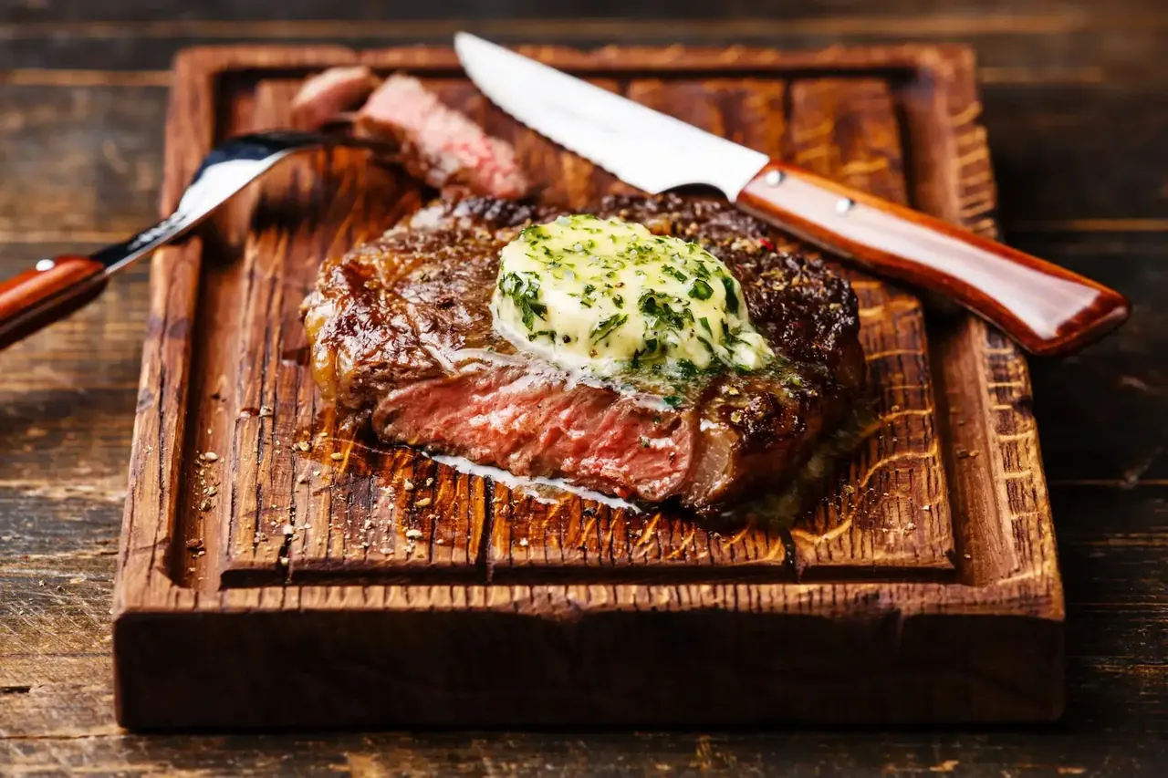Ribeye Cap -pihvi yrttivoilla
