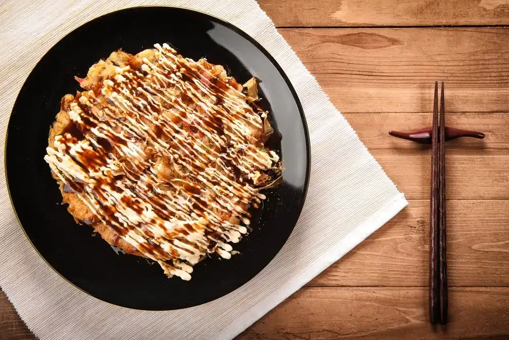 Japanilainen munakaslettu okonomiyaki