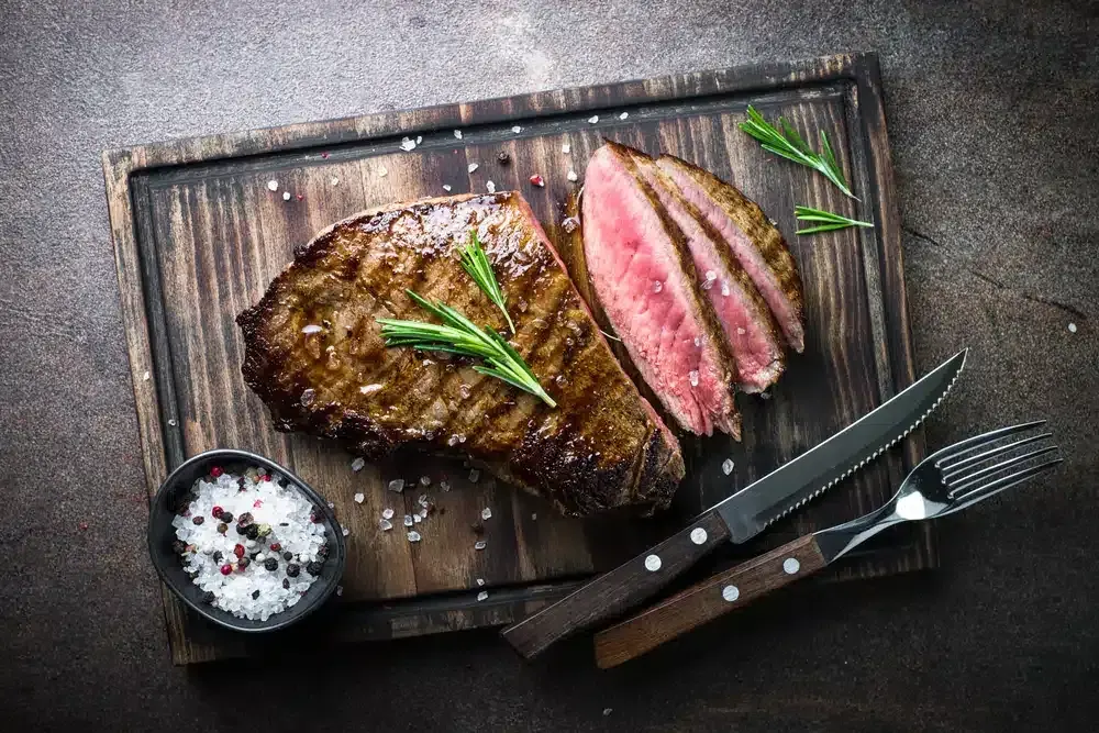 Grillattua naudan ulkofileetä ja bearnaisekastiketta