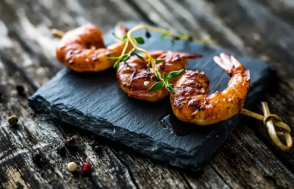 Grillattuja katkarapuja mausteisella mansikkasalsalla