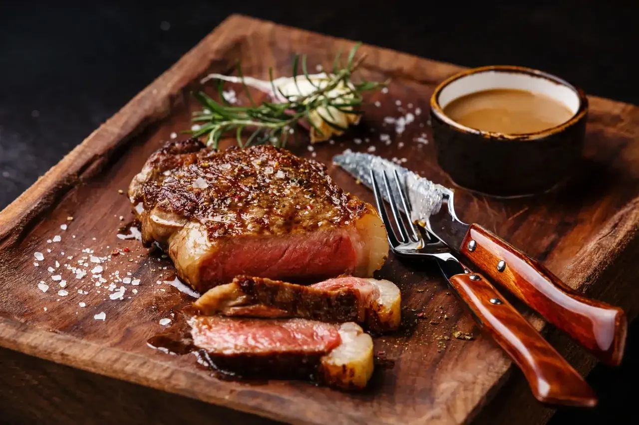 Entrecôte kermaisella viskikastikkeella