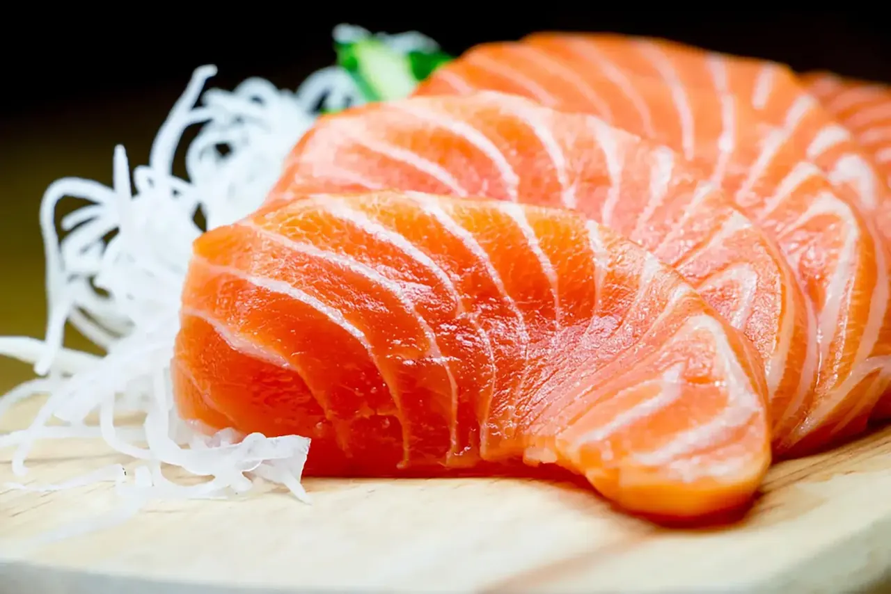 Sokerisuolattua lohta, piparjuurikreemiä ja japaninretikkaa