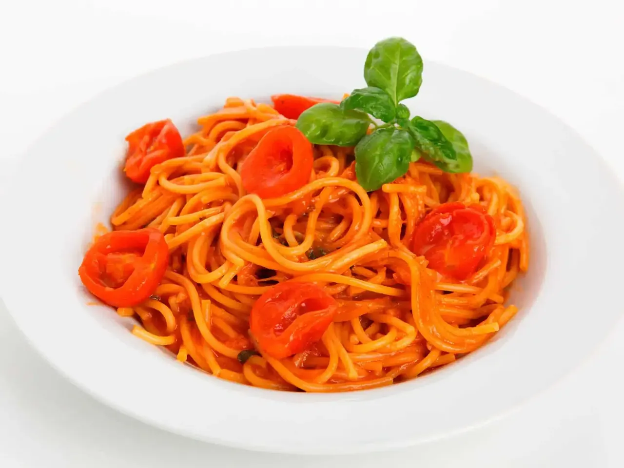 Spagetti tomaatti-basilika-valkosipulikastikkeessa
