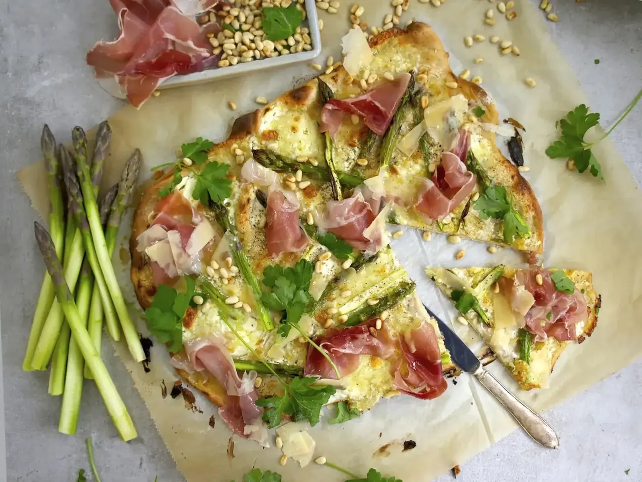 Spelttipizza parsalla ja ilmakuivatulla kinkulla