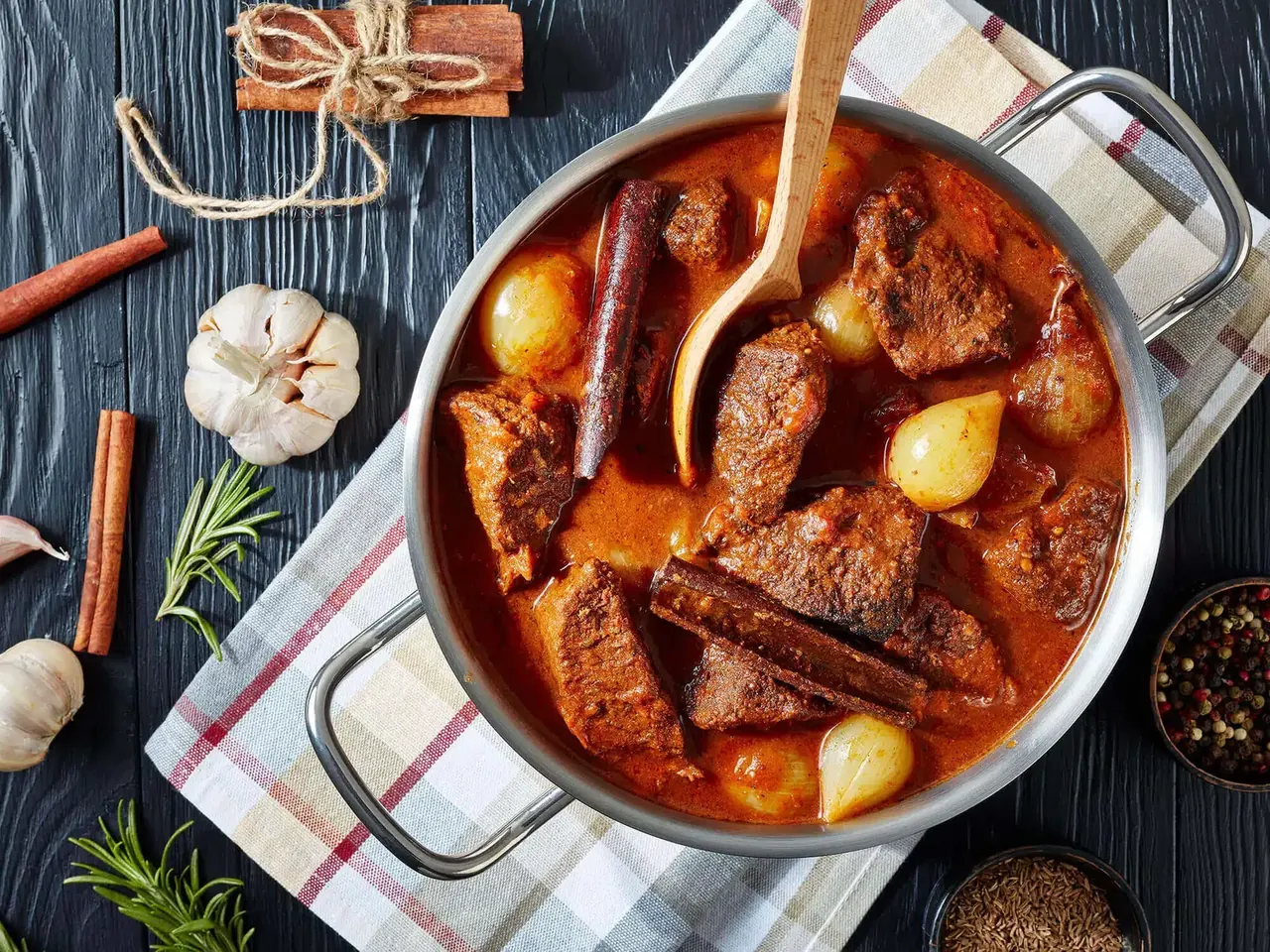 Kreikkalainen Stifado-pata