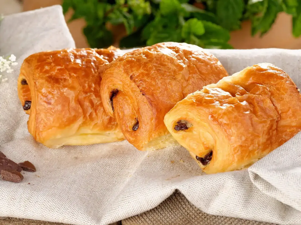 Suklaatäytteinen croissant - pain au chocolat