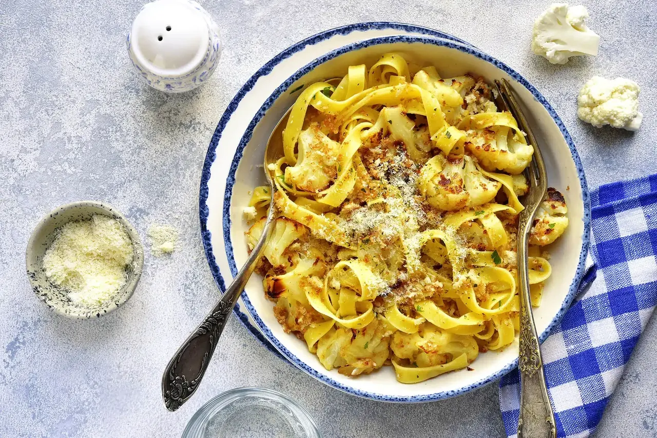 Tagliatellea siitakesieni-Aurajuustokastikkeella