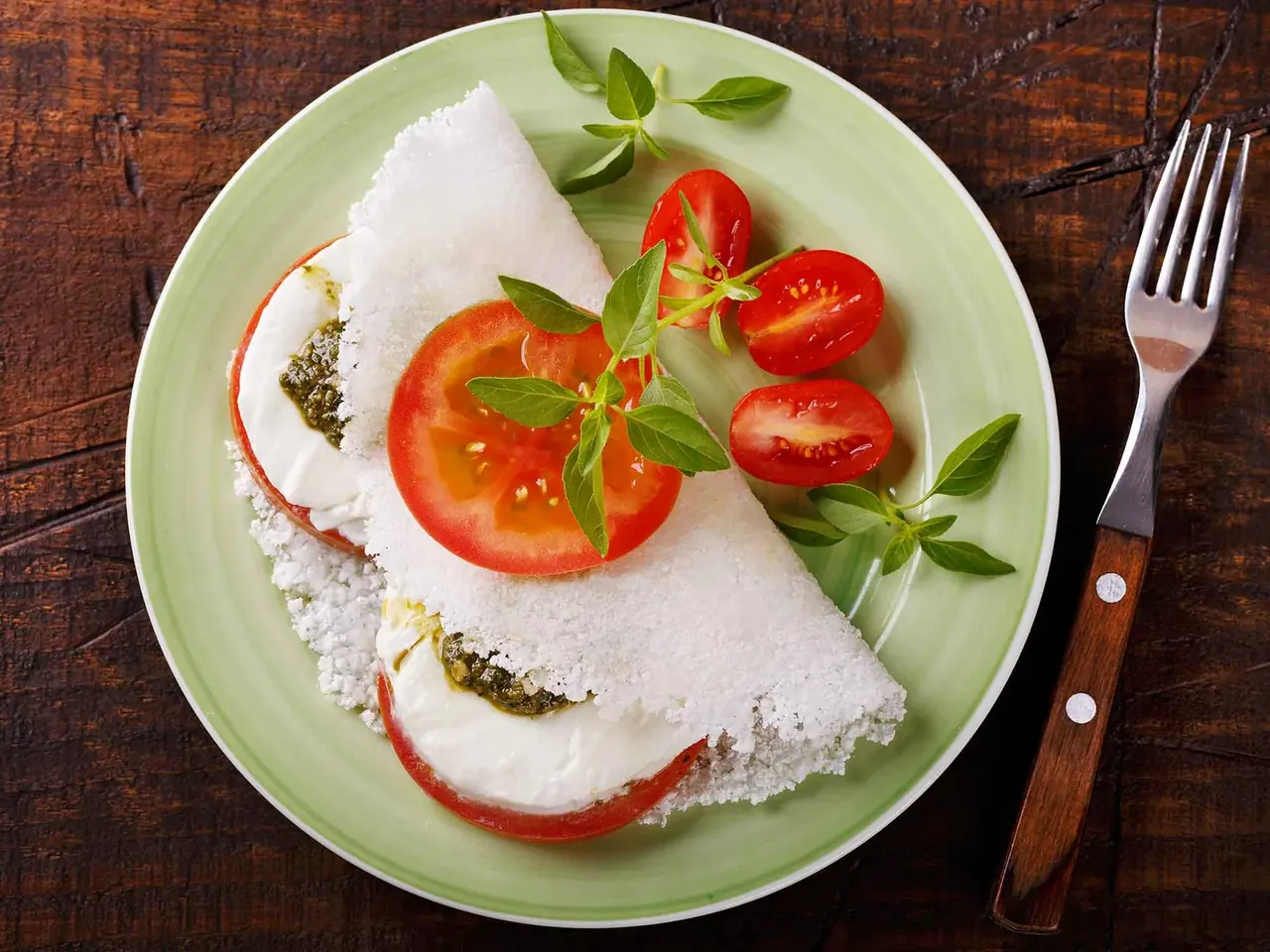 Tapiokatortilla Capresetäytteellä