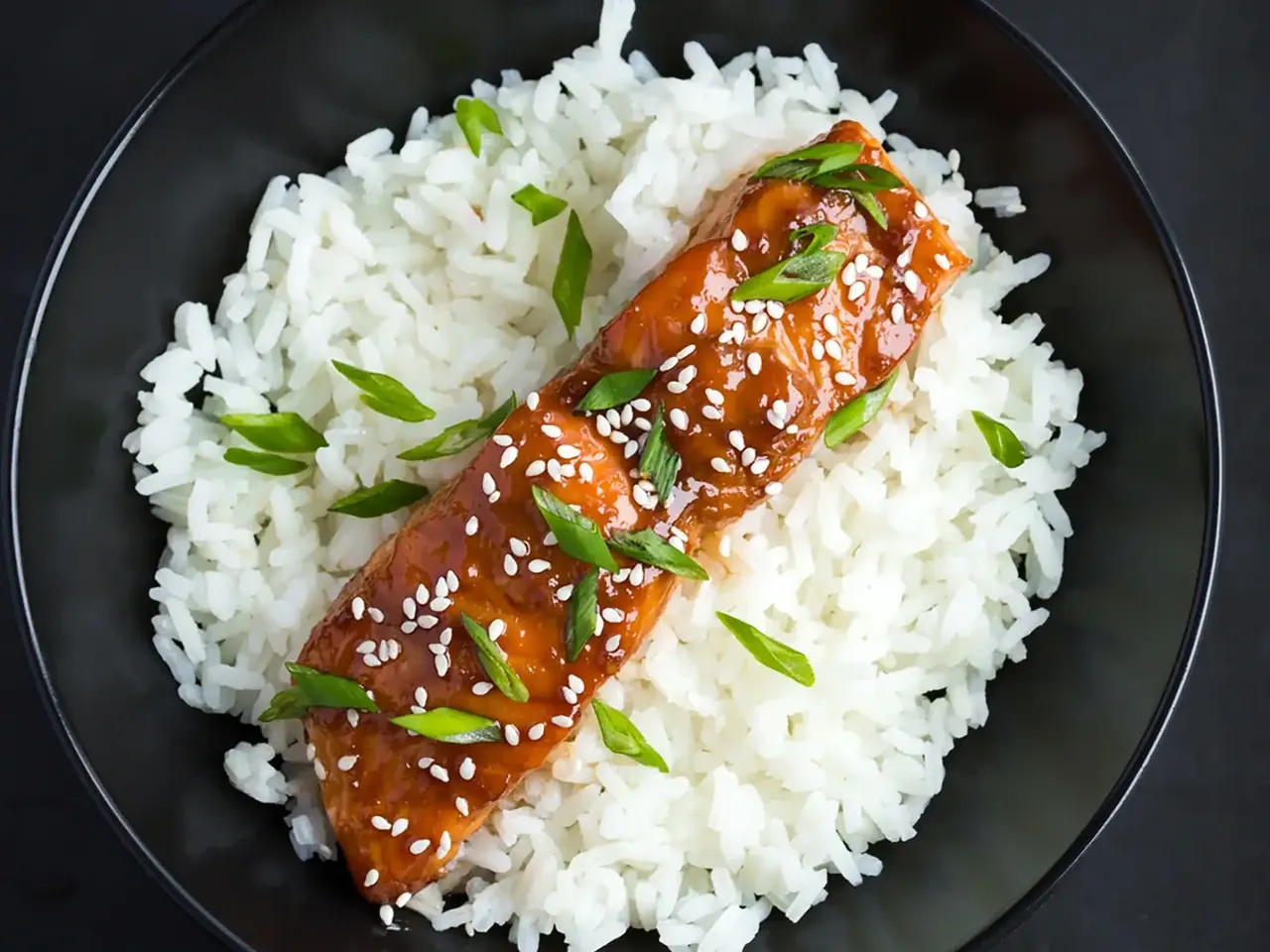 Teriyaki glaseerattua lohta ja raikasta seesamikurkkusalaattia