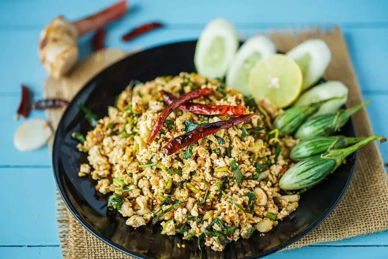 Thaimaalainen Larb Gai - aasialainen kanasalaatti