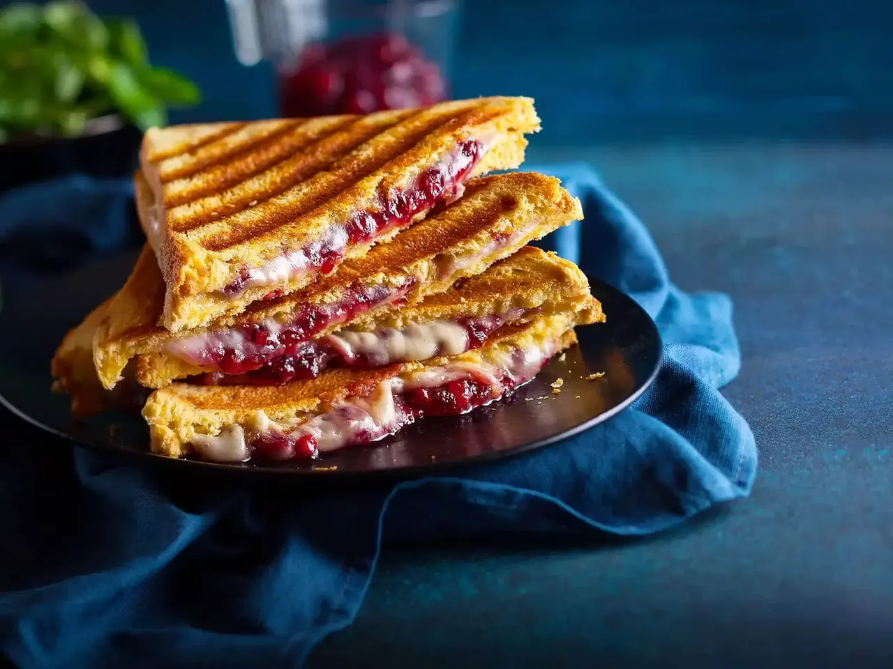 Toast punasipuli-karpalokompotilla