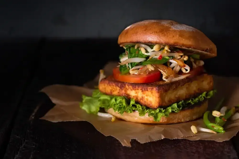 Vesimelonimarinoitu tofu-burgeri