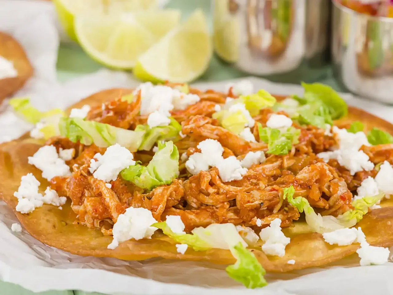 Tostada nyhtökanatäytteellä