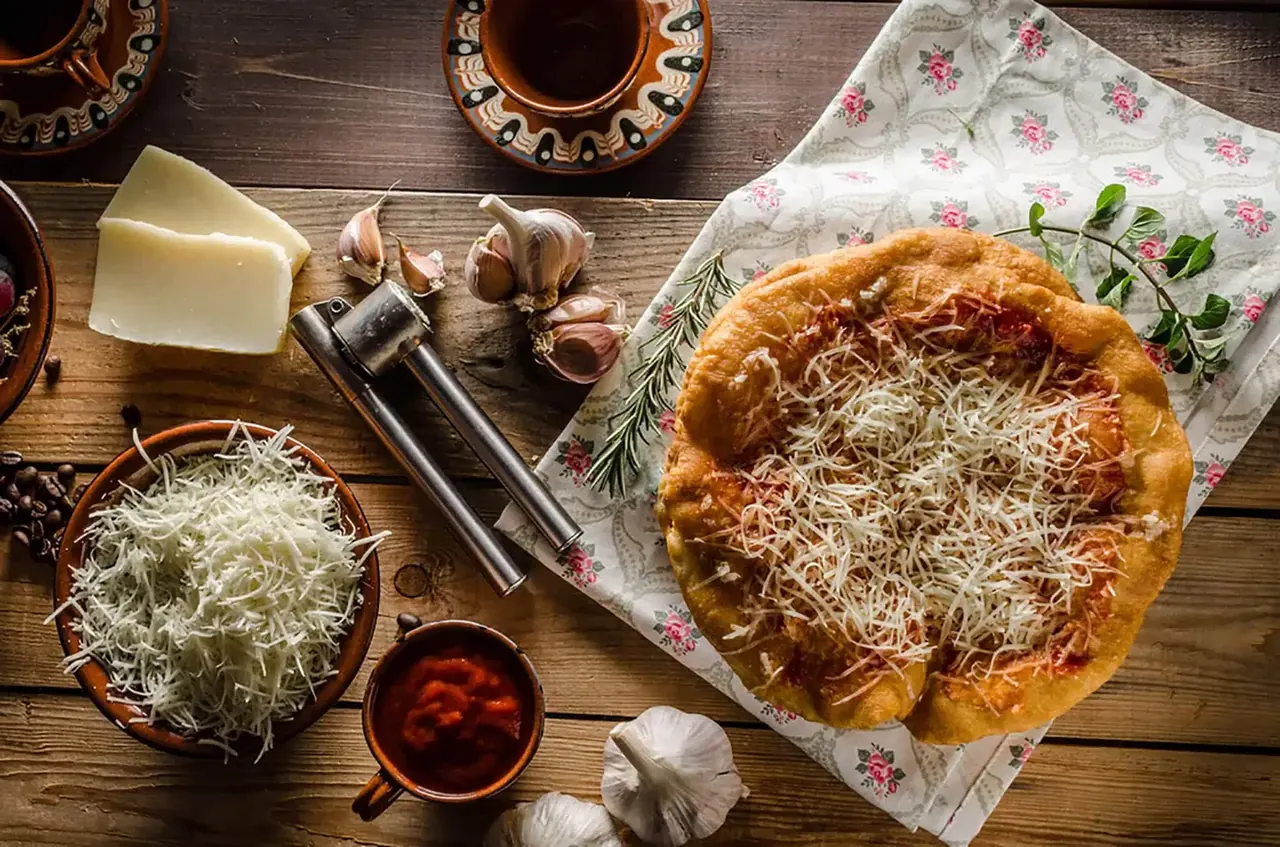 Unkarilainen täytetty Lángos