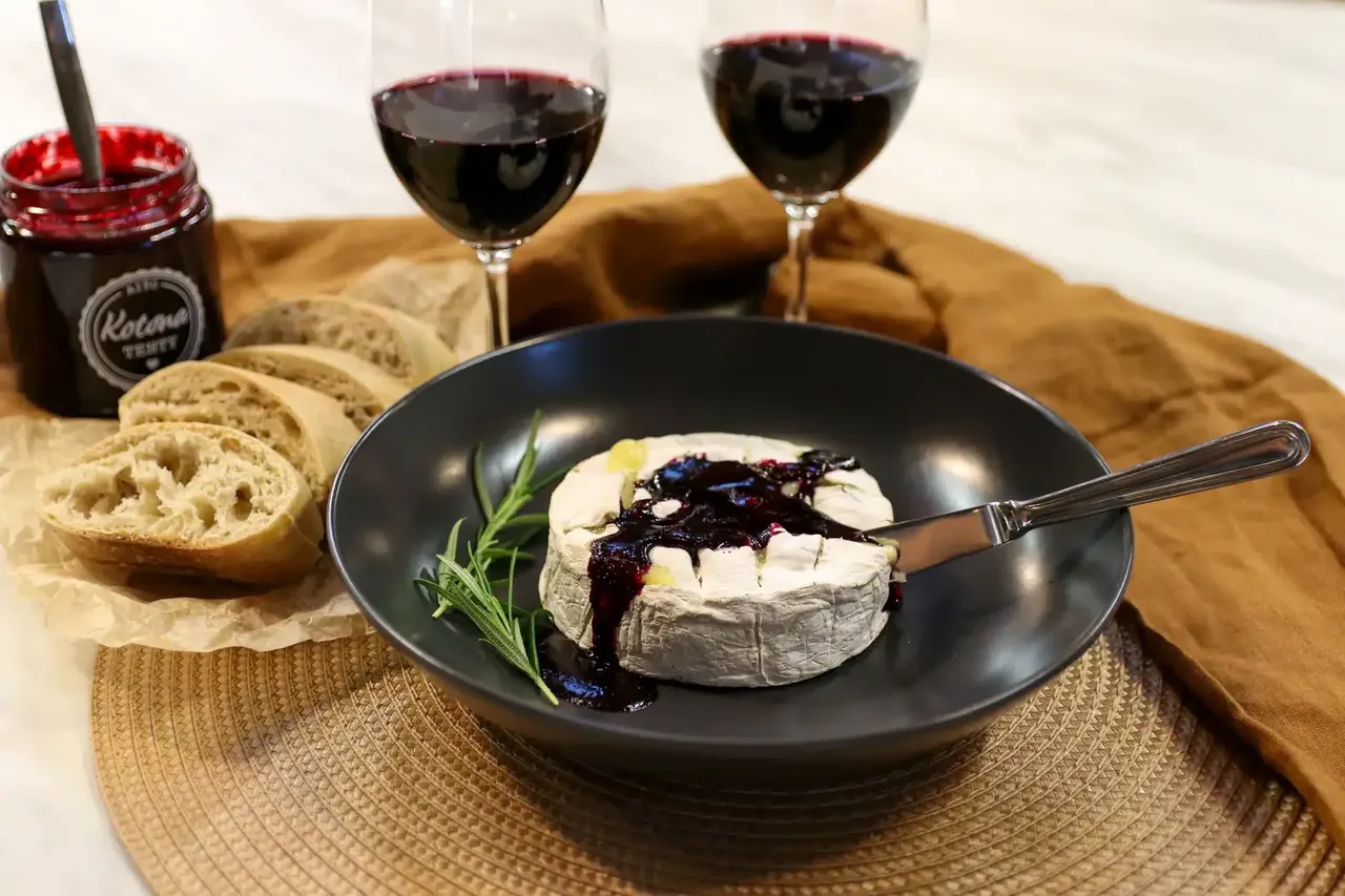 Uunicamembert glögihillokkeella