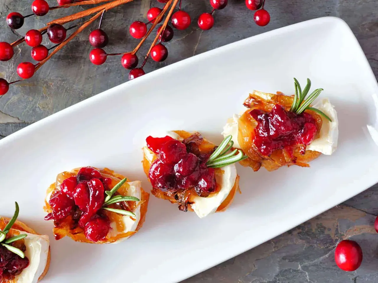 Valkohomejuustocrostinit puolukka-rosmariinihillokkeella
