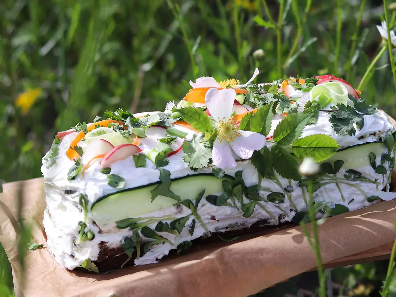 Vegaaninen porkkala-voileipäkakku