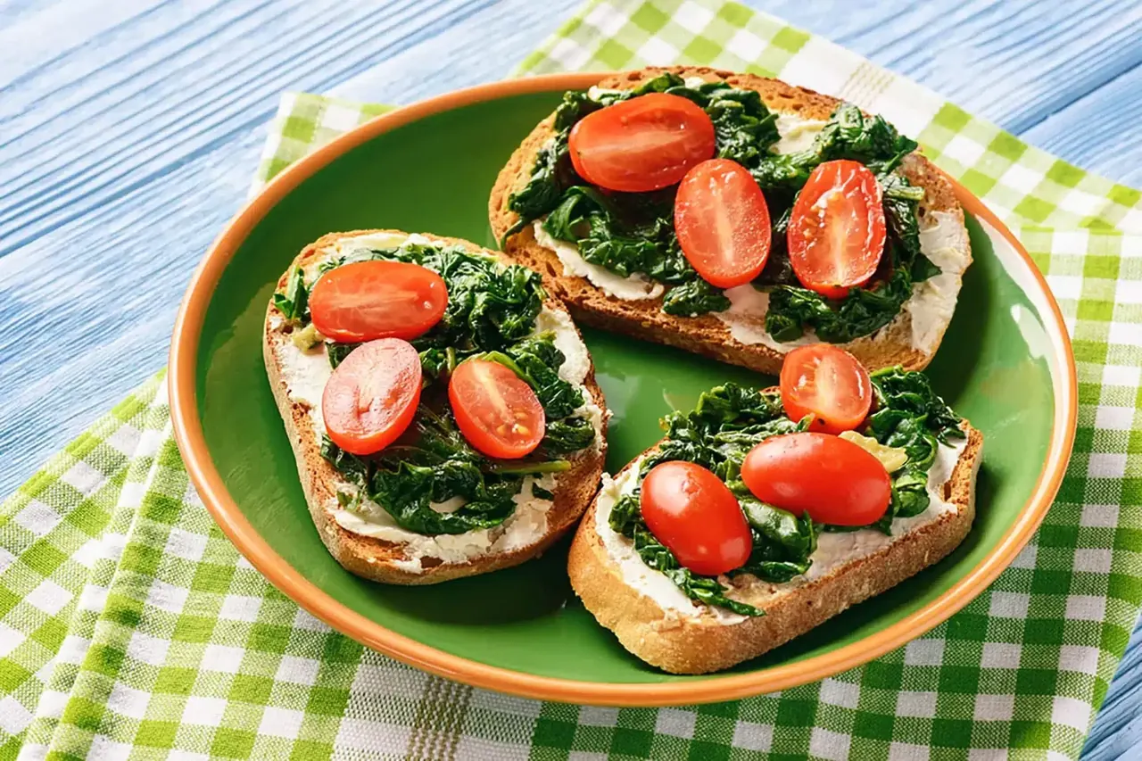 Voileivät palsternakkahummuksella