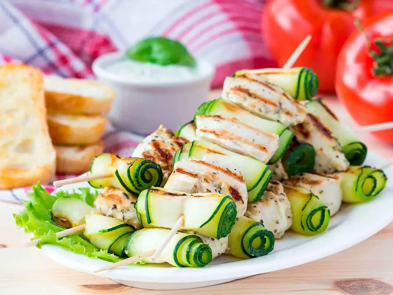 Yrttimarinoidut halloumi-kesäkurpitsavartaat